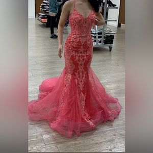 PROM DRESS FOR SALE !! MUST GOO! Never worn out. Tag still on Purchased for $300